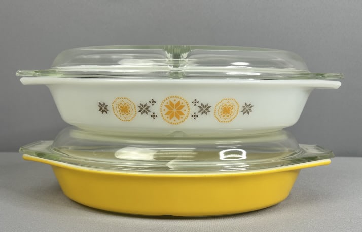 Pyrex Divided Casserole Dish 2pc 1.5 Qt Town & Country dish. 1.5 Qt Daisy Yellow divided dish.: 1.5 Qt Town & Country dish. 1.5 Qt Daisy Yellow divided dish.