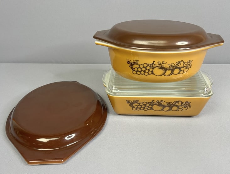 Pyrex Old Orchard Casserole Lot 3pc 1.5 Qt fridge casserole: 1.5 Qt fridge casserole 503 1.5 Qt cinderella casserole 043 945 Lid