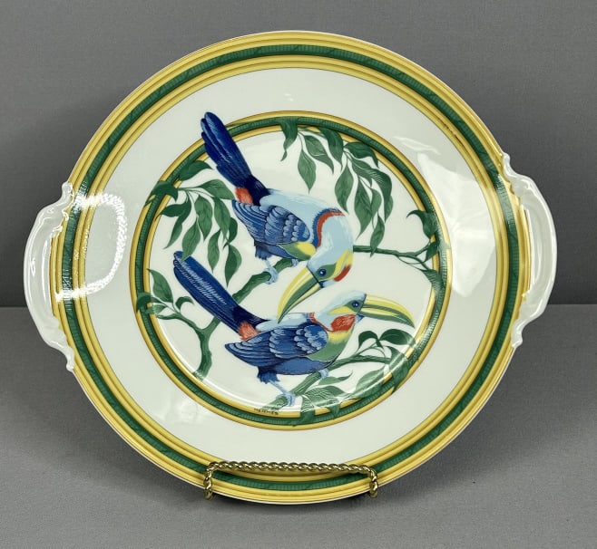 Hermes Toucan Cake Plate with Handles Excellent condition, no sign of wear, no chips or cracks. 11": Excellent condition, no sign of wear, no chips or cracks. 11"