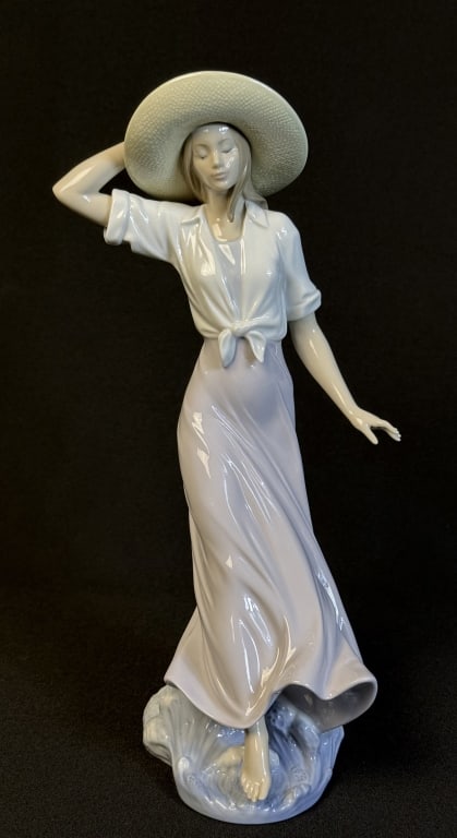 Lladro Porcelain Figurine 6863 Sign of The Season 14 inches tall by 6 inches wide. Good condition: 14 inches tall by 6 inches wide. Good condition free from chips or cracks.
