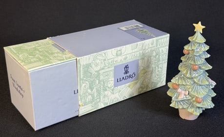 Lladro Porcelain Christmas Tree 6261 From Santa’s Workshop. With original box measuring 6.5 x 3.5