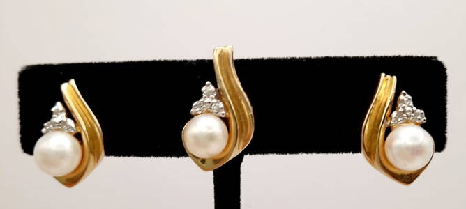 14K Yellow Gold Pearl Pendant & Earrings Set Backs are 14K. Lot weighs 6.3 grams.