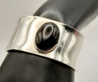 925 Sterling Onyx Cuff Bracelet Mexico Weighs 28.7 grams.