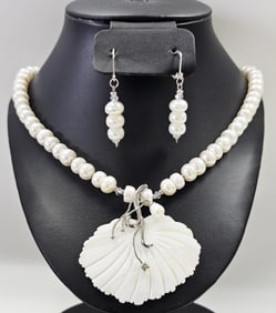 Tibetan Silver MOP & Swarovski Crystal Necklace Necklace weighs 75.8 Grams Measures 21"