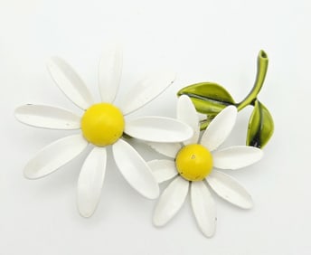Vintage Enamel Daisy Brooch Vintage Enamel Daisy Brooch