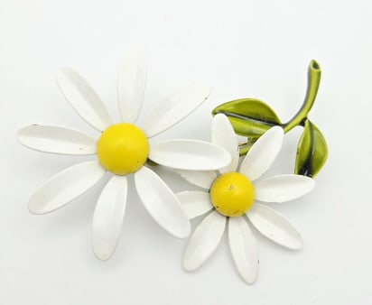 Vintage Enamel Daisy Brooch Vintage Enamel Daisy Brooch: Vintage Enamel Daisy Brooch