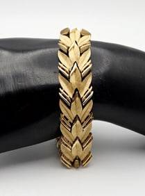 Vintage Trifari Gold Tone Bracelet Bracelet Measures 7"