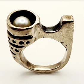 Abstract Chunky Sterling & Pearl Ring Acid tests sterling Size 7.25. Lot weighs 18 grams.