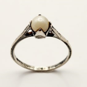 Vintage Sterling Pearl Ring Size 8.5 Lot weighs 2.2 grams.