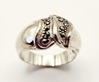 Vintage 925 Sterling Marcasite Ring Size 6.5 Marked 925 & SHA Ring weighs 5.6 grams.