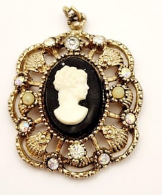 Vintage Gold Tone Shell Cameo Pendant Weighs 7.8 grams.