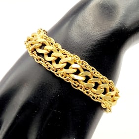 1960s Goldette Gold Tone Chain Link Bracelet Bracelet is 7". Weighs 30.8 grams.