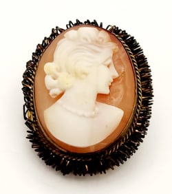 Antique Gold Tone Shell Cameo Brooch Pin Pendant There is some damage on the