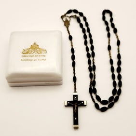 Vintage Souvenir Of Rome Rosary Hinge is loose. Weighs 49.4 grams.
