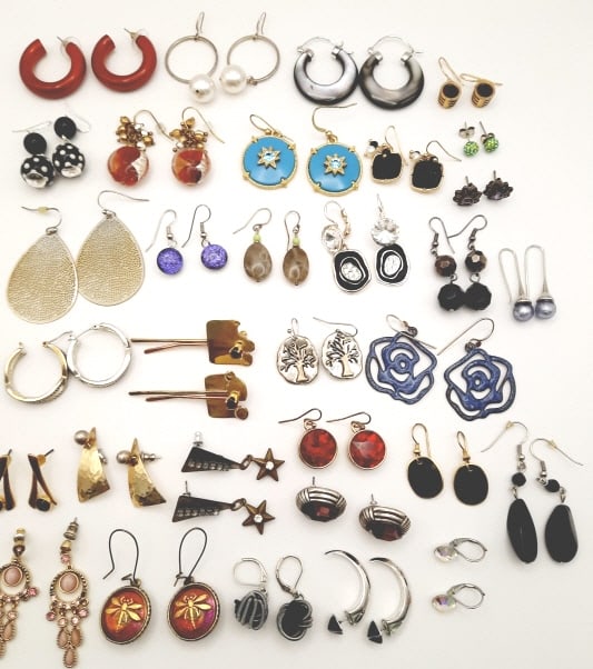Assorted Vintage Costume Pierced Earrings Sets Lot weighs 7.30 oz (1 of 8)