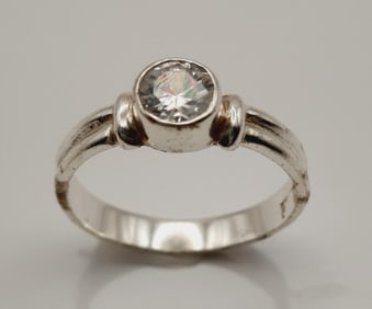 925 Sterling Cubic Zirconia Ring Size 5.5. Weighs 2.09 grams.