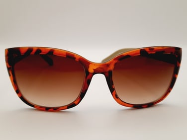 Oscar De La Renta Sunglasses Weighs 31.6 grams. No scratches on the lenses.