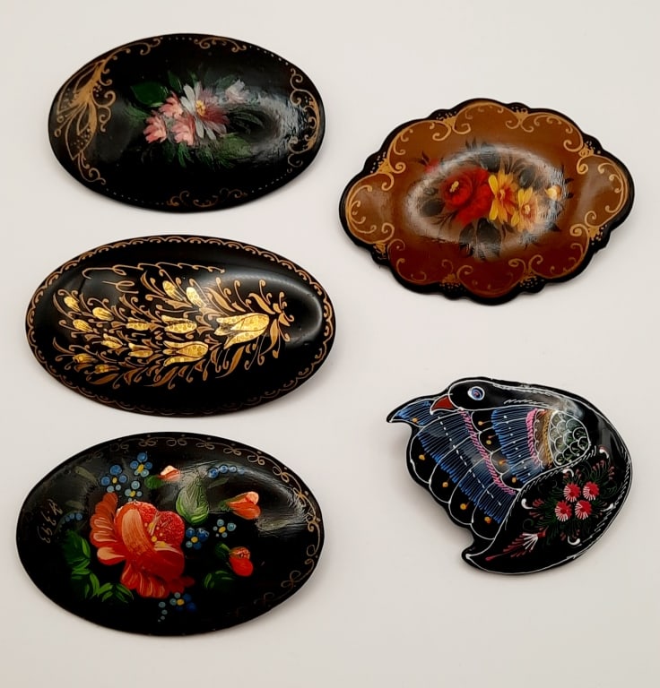 Vintage Russian Lacquer Brooches Pins Lot weighs 36.7. All but one are signed.: Lot weighs 36.7. All but one are signed.