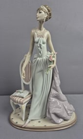 Lladro Porcelain Figurine 1495 A Lady of Taste 15 inches tall. Flowers in arms have some broken