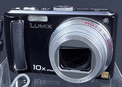 Panasonic Lumix DMC-TZ5 Digital Camera 9.1 MP With battery and charger. Works. Includes carry case.