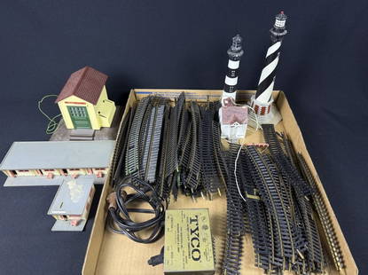 HO Scale Electric Train Tracks & Buildings Lot Not thoroughly inspected or inventoried. Please refer: Not thoroughly inspected or inventoried. Please refer to photos for included items information and condition details. 16 x 16 x 5 inches approximate total lot size.