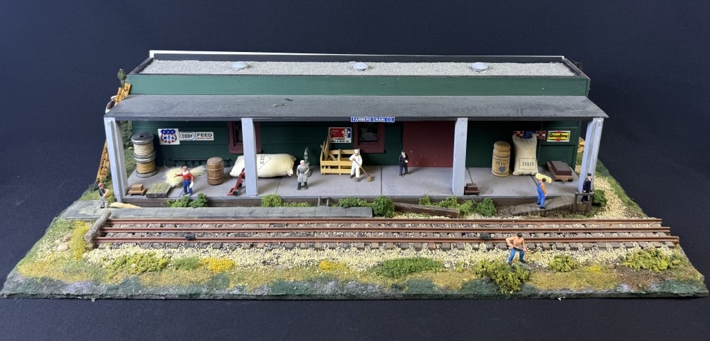 Model Railway Grain Store Model O Guage Maker unknown. 30 x 13 x 7 inches.  Please refer refer to (1 of 11)