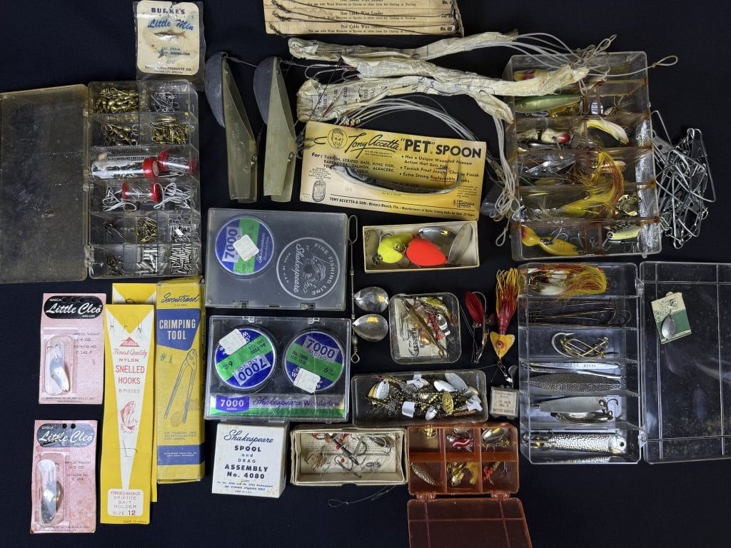 Vintage Fishing Tackle Lures Hooks & More Large mixed group of vintage fishing items see photos for (1 of 14)