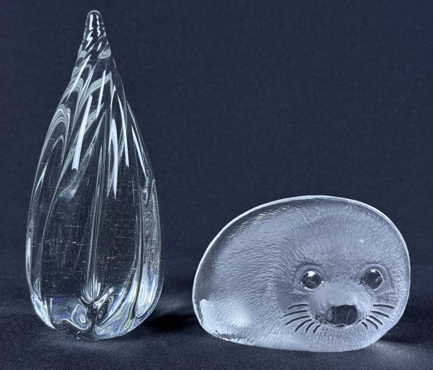 Crystal Art Glass Mats Jonasson Seal & Spiral Spiral measures 6 x 2.75 inches by unknown maker. Seal: Spiral measures 6 x 2.75 inches by unknown maker. Seal measures 4.25 x 2.75 x 1.75 inches.