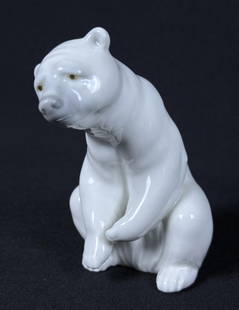 Lladro Porcelain Polar Bear Figurine Measures 4.75 x 4 x 3 inches.  Free from damage.: Measures 4.75 x 4 x 3 inches. Free from damage.