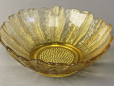 Vintage Daisy Shaped Glass Bowl Pretty glass bowl shaped like a daisy.