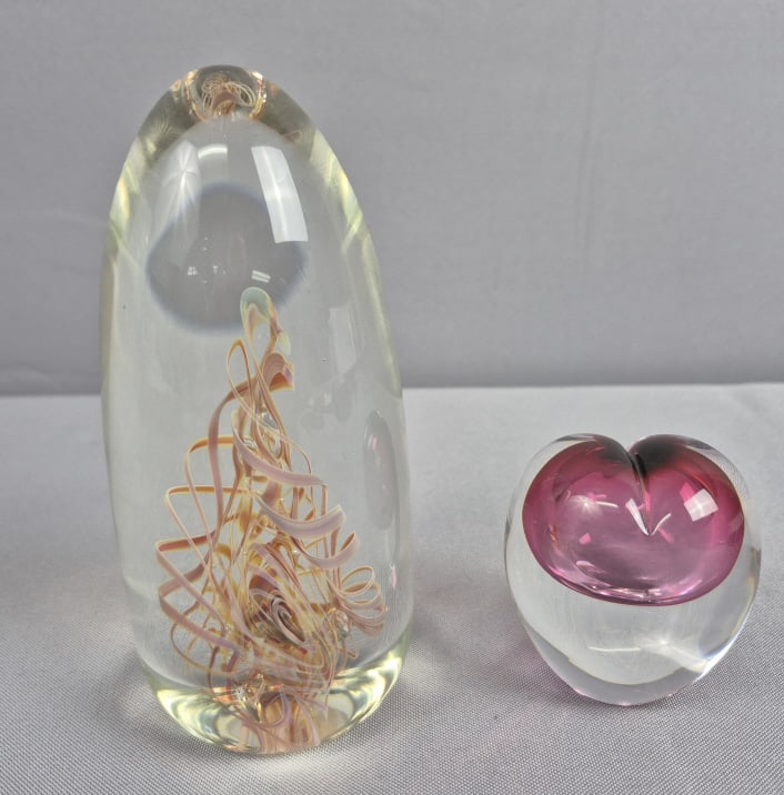 Signed Glass Paperweights Including 1989 Studio Ahus Sweeden Pink Heart: Ahus Sweeden Pink Heart One signature illegible, refer to photos. No chips or cracks. Please see images for details regarding the condition.