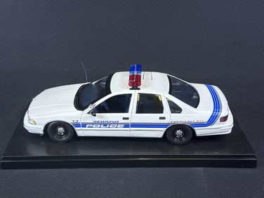 UT 1/18 Scale Chevrolet Caprice Police Car Sebring pwith case. Case measures 13 x 6 x 5.25 inches.