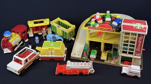 Vintage Fisher Circus Train Parking Ramp Camper Incomplete. Light to heavy play wear present