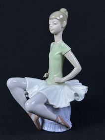 Lladro Porcelain Figurine #1360 Laura Ballerina 9 x 7 x 5 inches. Free from damage. No original box.