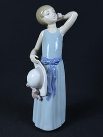 Lladro Porcelain Figurine #5010 Prissy 9.5 x 4 inches. Free from damage. No original box.