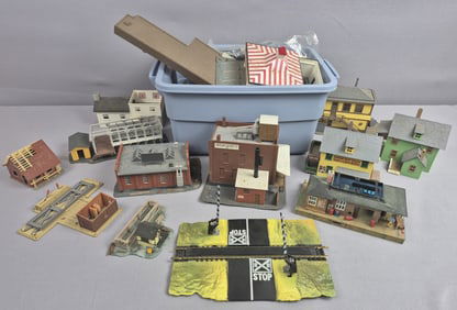 Assorted Plastic Model Train Accessories Not all inspected, all untested. Please see images for