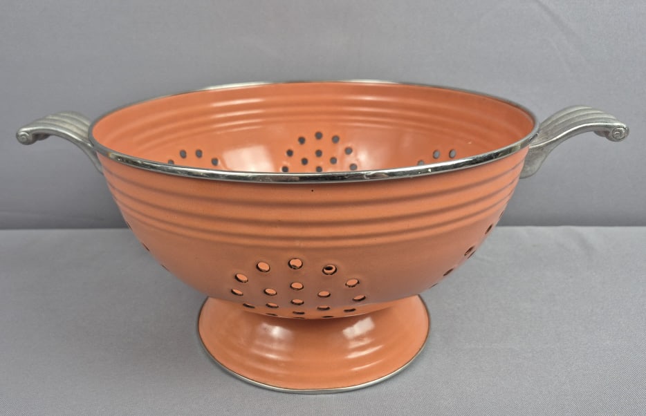 Vintage Genuine Fiesta Enamelware Colander Measures (1 of 11)