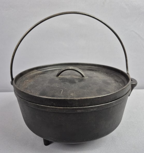 Vintage Cast Iron 10 Inch Dutch Oven with Lid Please see images for details regarding the condition.: Please see images for details regarding the condition.