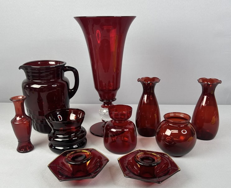 Lot of Assorted Red Glass Inc Ruby Pairpoint Vase Lot of unmarked assorted red glass vases in good (1 of 4)