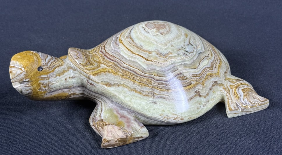 Banded Onyx Turtle With box. Measures 8.25 x 6.5 x 2.5 inches. Good condition free from chips: With box. Measures 8.25 x 6.5 x 2.5 inches. Good condition free from chips