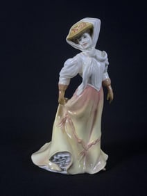 Royal Doulton Figurine HN 4161 The Open Road Measures 9 x 5 x 5 inches. No original box. Free from