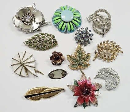 Collection Of Costume Jewelry Brooches All unsigned (1 of 7)