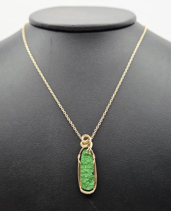 14K Gold Uvarovite Necklace Necklace Measures 17"  Necklace Weighs 6.8 Grams (1 of 8)