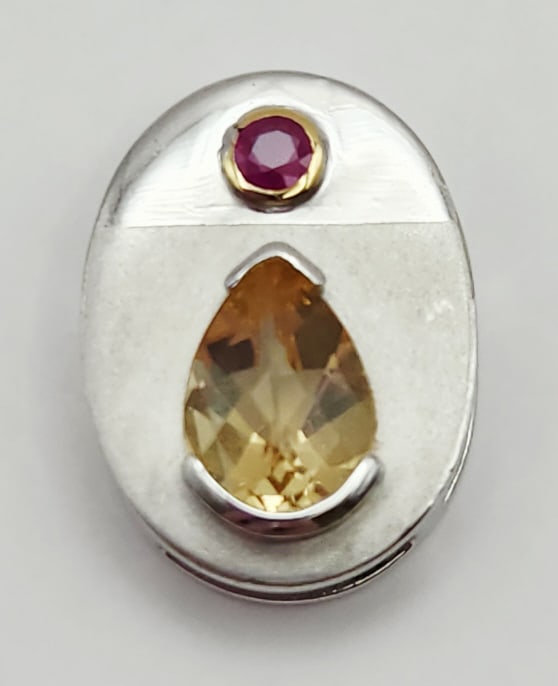 18K Yellow Gold & 925 Sterling Citrine & Garnet Pendant Pendant total weight 4.2 grams.: Pendant Pendant total weight 4.2 grams.