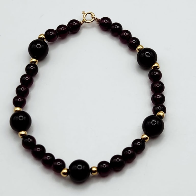 14K Yellow Gold Garnet Bead Bracelet Bracelet is 7". Weighs 11.4 grams.: Bracelet is 7". Weighs 11.4 grams.