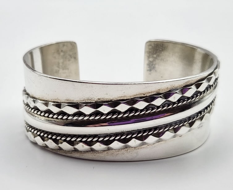 Vintage Sterling Silver Cuff Bracelet Weighs 77.8 grams.: Weighs 77.8 grams.