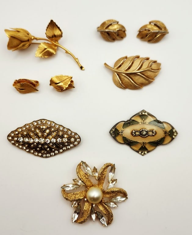 Giovanni Rose Pin Brooch Clip Earrings Trifari Leaf Pin Brooch Clip Earrings & 3 Pins: Leaf Pin Brooch Clip Earrings & 3 Pins Brooches The solo pins are unmarked.