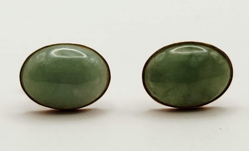 14K Yellow Gold Green Jade Pierced Earrings Weighs 2.8 grams. Backs are not 14K.: Weighs 2.8 grams. Backs are not 14K.