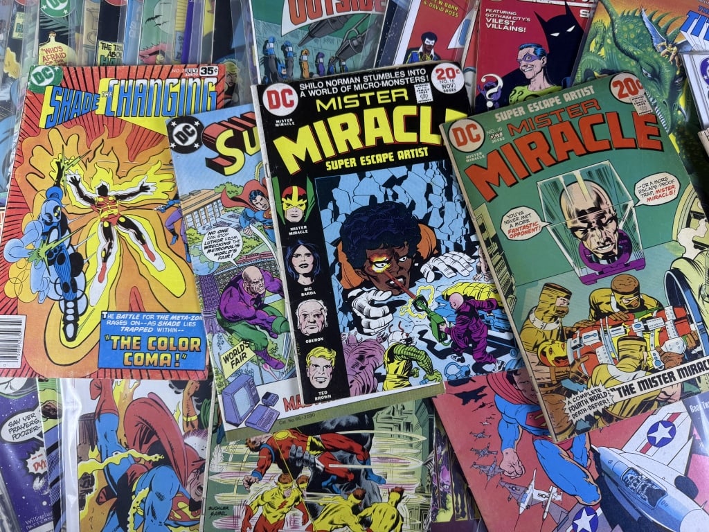 Vintage DC Superhero Comics Mixed Lot Batman, The Outsiders, Green Lantern, Who’s Who and more. (1 of 11)