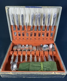 Oneida Tudor Plated Silverware Set With case. See photos for details. Includes some lady Doris